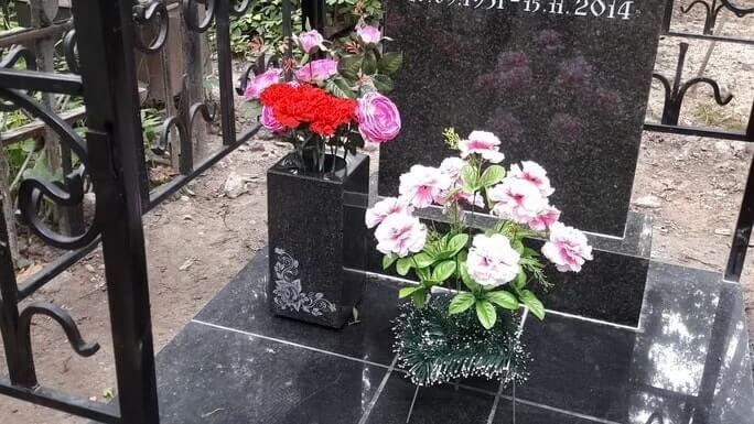 Гранитная ваза с гравировкой